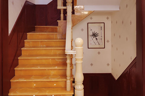 克孜勒苏柯尔克孜中式别墅室内汉白玉石楼梯的定制安装装饰效果